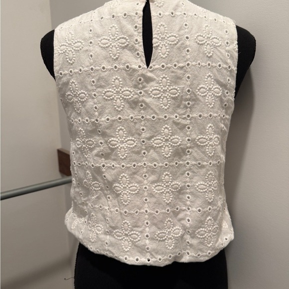 Blu Pepper White Eyelet Sleeveless Blouse - Picture 5 of 8